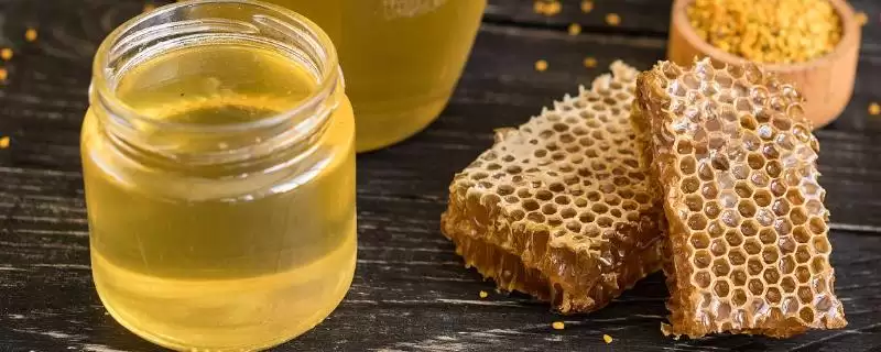 白色和透明蜂蜜特点(白色和透明蜂蜜在色泽、口感等方面有何特点)-会东网