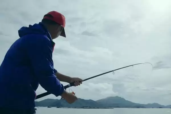 冬季钓鱼的鱼竿长度,冬季钓鱼用多长的竿受哪些因素影响插图2 冬季钓鱼的鱼竿长度,冬季钓鱼用多长的竿受哪些因素影响插图2