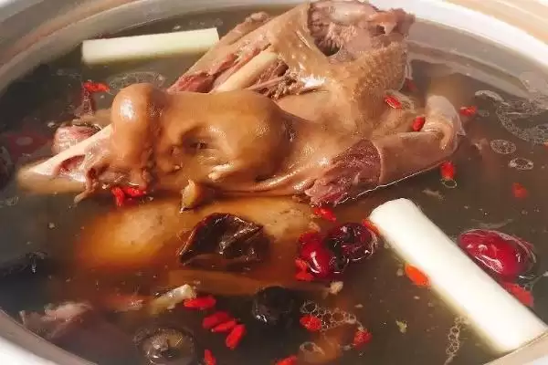 老鹅可用来制作哪些如莲藕烧老鹅的菜肴?插图2 老鹅可用来制作哪些如莲藕烧老鹅的菜肴?插图2