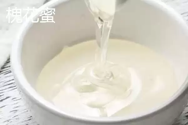 槐花蜜结晶色呈乳白细粒油脂状,槐花蜜结晶是什么颜色,颜色特征对吗?插图2 槐花蜜结晶色呈乳白细粒油脂状,槐花蜜结晶是什么颜色,颜色特征对吗?插图2