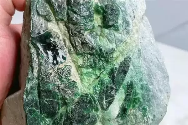国内翡翠原石的产地在哪,国内翡翠原石主要产自中国云南地区吗插图3