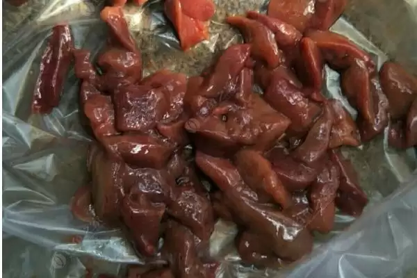 钓鲶鱼的饵料选择比较,钓鲶鱼用蚯蚓还是鸡肝哪种更好插图2 钓鲶鱼的饵料选择比较,钓鲶鱼用蚯蚓还是鸡肝哪种更好插图2