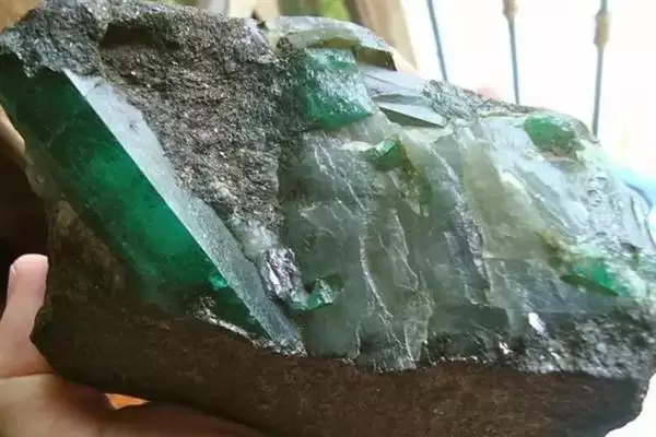 国内翡翠原石的产地在哪,国内翡翠原石主要产自中国云南地区吗插图6