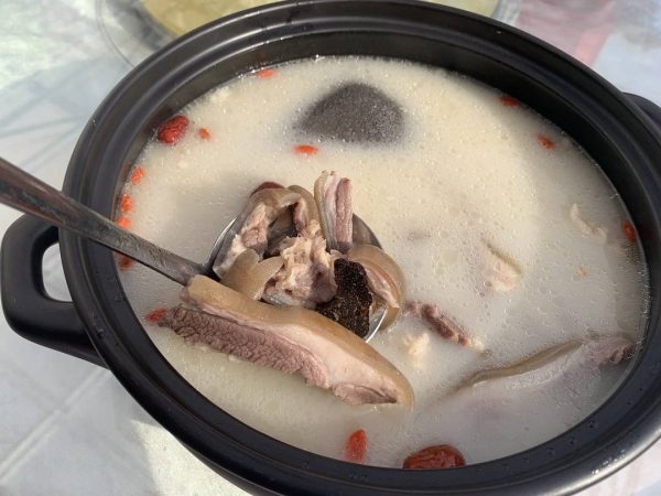 冬至,四川会东熬出来的这锅羊肉汤“黑”好喝插图 冬至,四川会东熬出来的这锅羊肉汤“黑”好喝插图