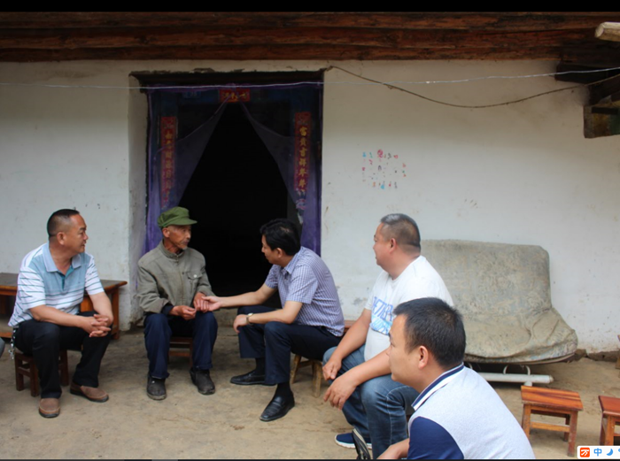 会东网新闻资讯:组织部部长何绍洪到淌塘镇慰问了贫困老党员插图 会东网新闻资讯:组织部部长何绍洪到淌塘镇慰问了贫困老党员插图