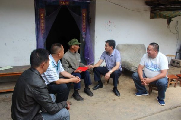 会东网新闻资讯:组织部部长何绍洪到淌塘镇慰问了贫困老党员插图1 会东网新闻资讯:组织部部长何绍洪到淌塘镇慰问了贫困老党员插图1