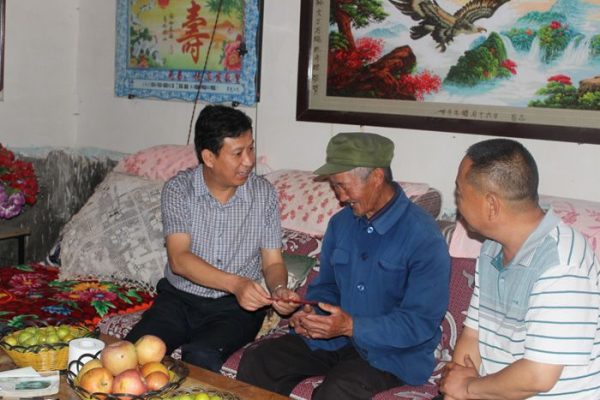 会东网新闻资讯:组织部部长何绍洪到淌塘镇慰问了贫困老党员插图2 会东网新闻资讯:组织部部长何绍洪到淌塘镇慰问了贫困老党员插图2