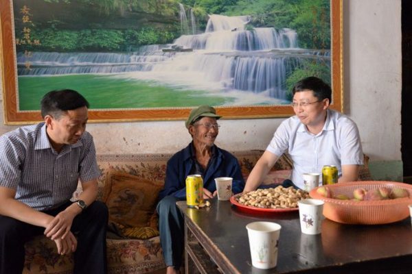 会东网新闻资讯：环江红“七.一”前夕看望慰问贫困党员插图1