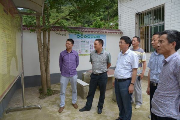 会东网新闻资讯：环江红“七.一”前夕看望慰问贫困党员插图2