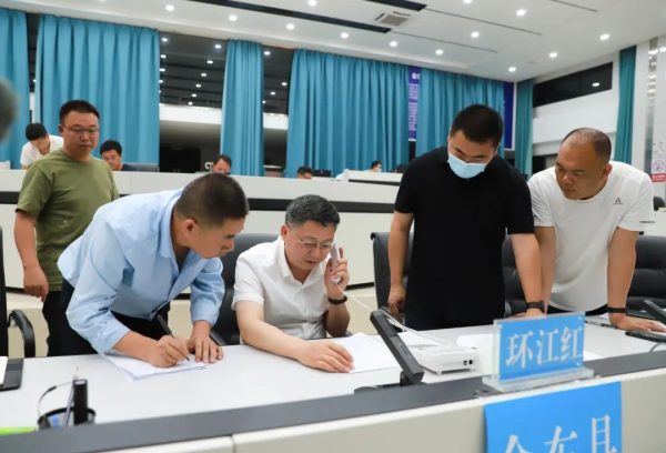 环江红以“四不两直”方式到县应急指挥中心暗访-会东网