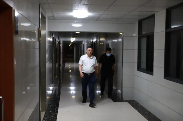 环江红以“四不两直”方式到县应急指挥中心暗访插图2