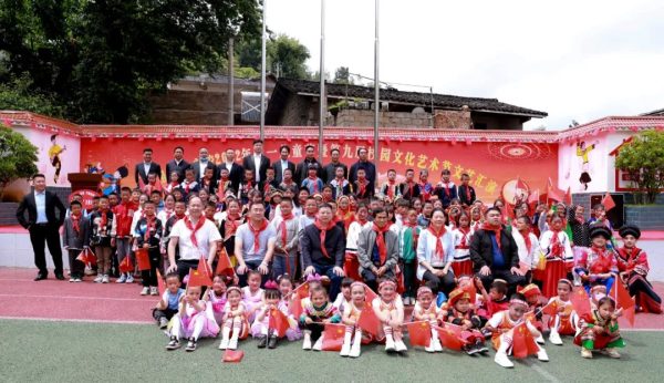 6月1日，州政协副主席、县委书记环江红到野租乡中心校-会东网