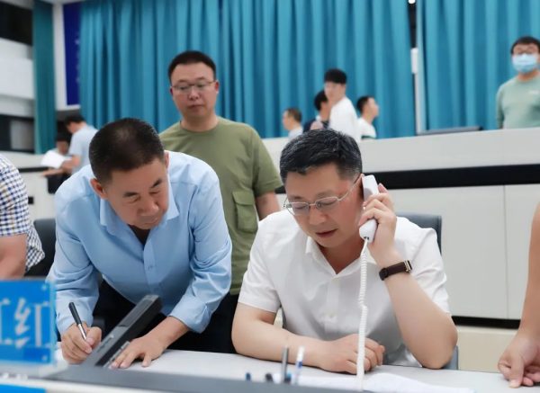 环江红以“四不两直”方式到县应急指挥中心暗访插图1