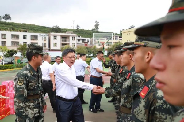 会东县领导看望慰问驻县武警官兵、消防指战员、人武部全体官兵插图1