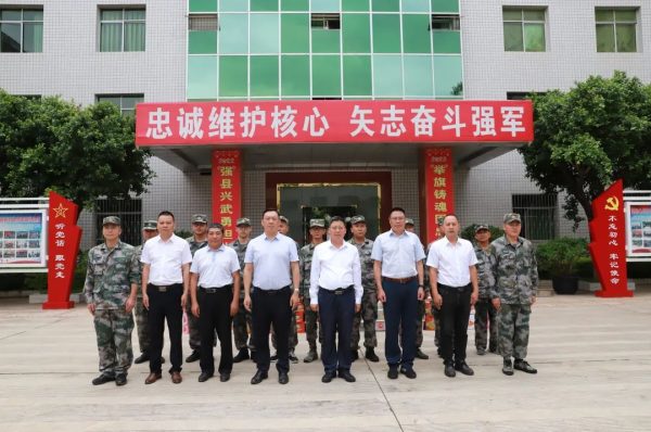 会东县领导看望慰问驻县武警官兵、消防指战员、人武部全体官兵插图2