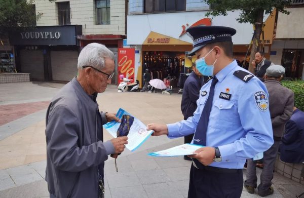 会东县为普及禁毒知识奔波街头发传单！-会东网