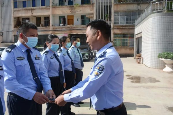 会东县公安局举行警务辅助人员授衔仪式插图1