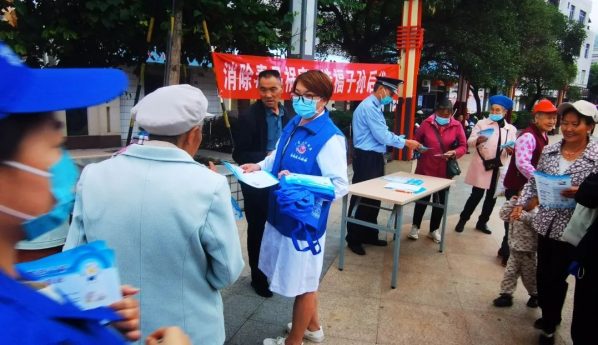 会东县为普及禁毒知识奔波街头发传单！插图1