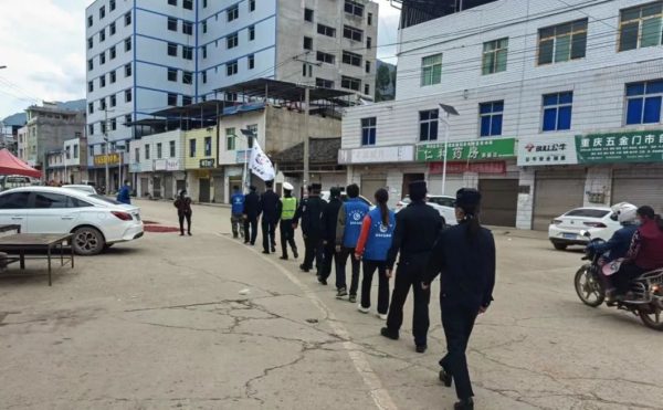 会东县新闻|会东公安联合索玛花志愿者开展“同心抗疫”插图2