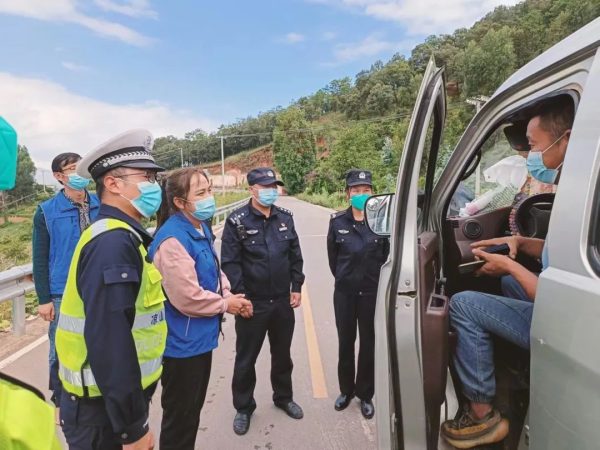 会东县新闻|会东公安联合索玛花志愿者开展“同心抗疫”插图1