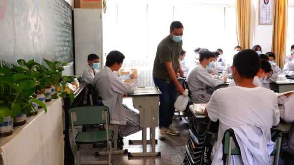 会东县大桥中学开展疫情防控应急演练插图3 会东县大桥中学开展疫情防控应急演练插图3