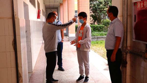 会东县大桥中学开展疫情防控应急演练插图2 会东县大桥中学开展疫情防控应急演练插图2