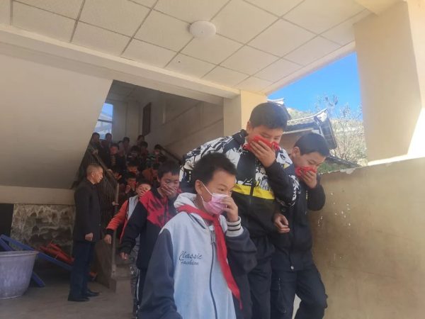 会东网资讯，会东满银沟镇中心校开展校园消防应急疏散演练活动插图