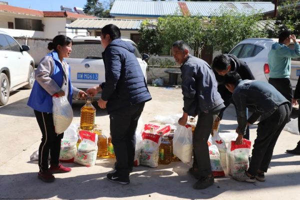 会东网，11月15日，会东大桥中学到铅锌镇新村村开展暖冬活动插图