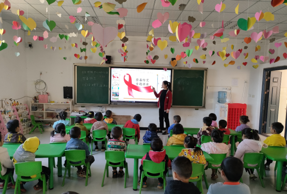 川滇明珠官网，11月21日，乌东德镇幼儿园开展了“禁毒防艾”的宣传教育插图