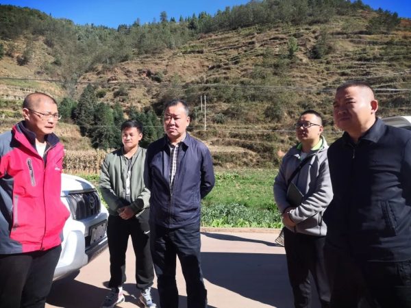 会东网,11月16日,杨祥福到满银沟镇督导土地整理旱改水项目-会东网