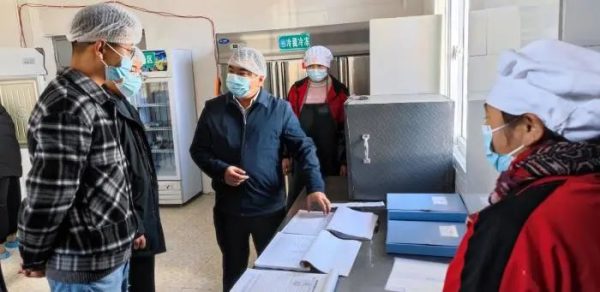 会东网,12月8日,李刚勇到松坪镇、松坪镇新山小学食堂督导检查食品安全工作-会东网