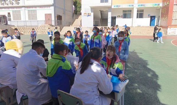 会东网报道,12月1日,会东鲹鱼河镇中心校开展学生常规体检工作-会东网