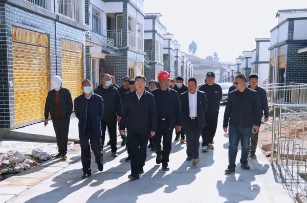 会东网报道，12月5日，会东县委书记环江红到鱼山居民点调研插图