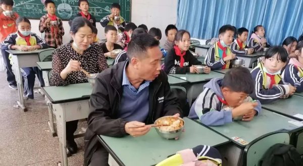 会东网报道，12月6日，姜州镇中心校邀请学生家长参与学校陪餐活动插图