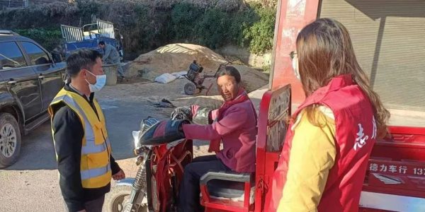 会东网报道，12月6日，铁柳镇龙树小学开展劝导主题活动插图