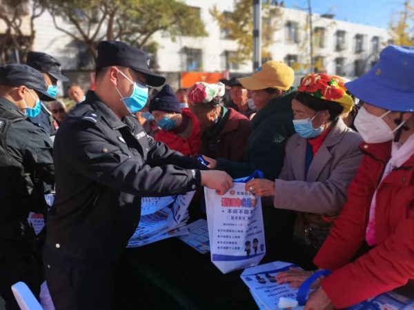 会东网报道，12月8日，会东县公安局刑侦大队开展《反电信网络诈骗法》活动插图1