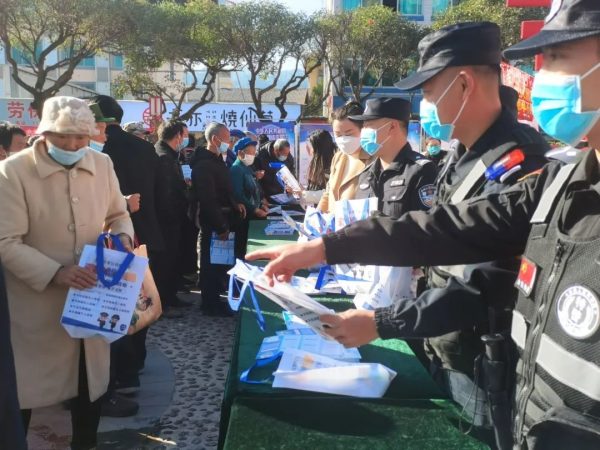 会东网报道，12月8日，会东县公安局刑侦大队开展《反电信网络诈骗法》活动插图3