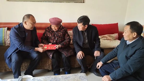 会东，1月18日，杨和海到县城慰问先进模范代表插图