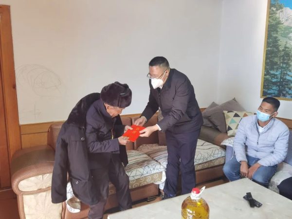 会东，1月18日，县人大常委会主任刘朝荣到淌塘镇看望慰问老党员-会东网