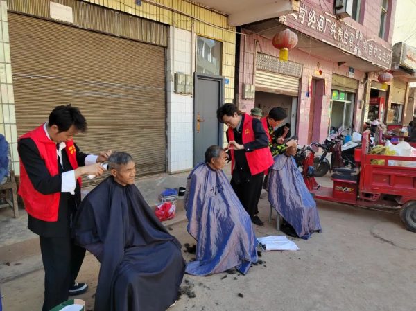 90后理发师免费为老年人理发,回馈社会!-会东网