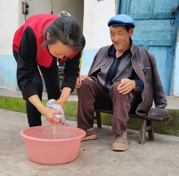 坚韧母爱，30年孝老敬亲插图4