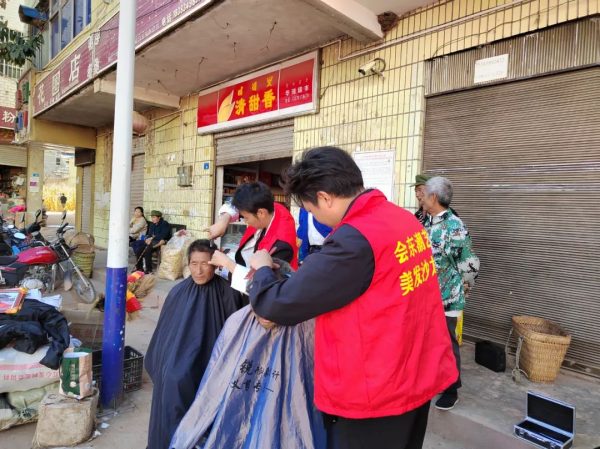 90后理发师免费为老年人理发，回馈社会！插图1