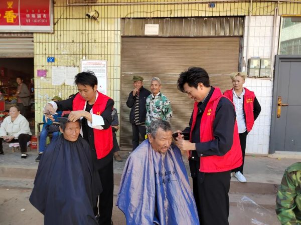 90后理发师免费为老年人理发，回馈社会！插图2