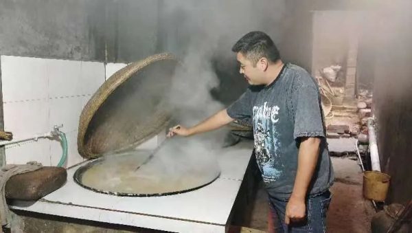 会东县鱼城街道老街社区:四代传承,香甜麻糖迎新年插图1 会东县鱼城街道老街社区:四代传承,香甜麻糖迎新年插图1