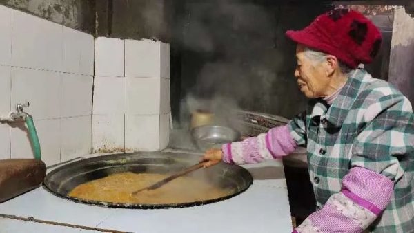 会东县鱼城街道老街社区:四代传承,香甜麻糖迎新年插图2 会东县鱼城街道老街社区:四代传承,香甜麻糖迎新年插图2
