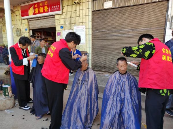 90后理发师免费为老年人理发，回馈社会！插图3