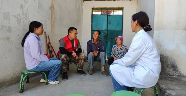 老君滩乡:积极为老年人提供“上门服务”插图2 老君滩乡:积极为老年人提供“上门服务”插图2