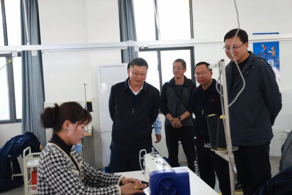 环江红调研水电移民后扶发展工作插图2