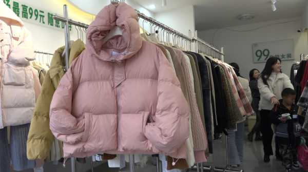 冬季保暖用品热销，市民纷纷购买防寒衣物和取暖家电插图