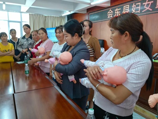 县妇联举办“家政、育婴员”服务培训班,助力妇女创业就业插图3 县妇联举办“家政、育婴员”服务培训班,助力妇女创业就业插图3